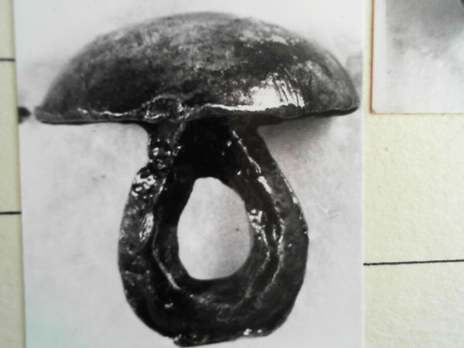 treskrin med lokk. inneholdende 13 ? knapper og et garnnøste. :: 431Q - knapp :: 431I - knapp :: 431K - knapp :: 431 L - knapp