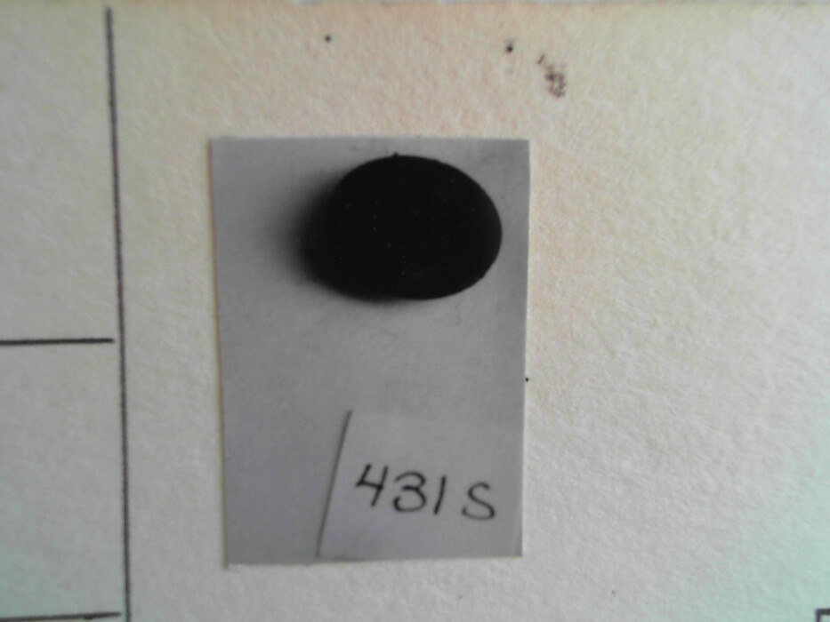 treskrin med lokk. inneholdende 13 ? knapper og et garnnøste. :: 431Q - knapp :: 431I - knapp :: 431K - knapp :: 431 L - knapp