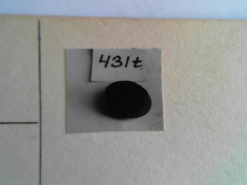 treskrin med lokk. inneholdende 13 ? knapper og et garnnøste. :: 431Q - knapp :: 431I - knapp :: 431K - knapp :: 431 L - knapp