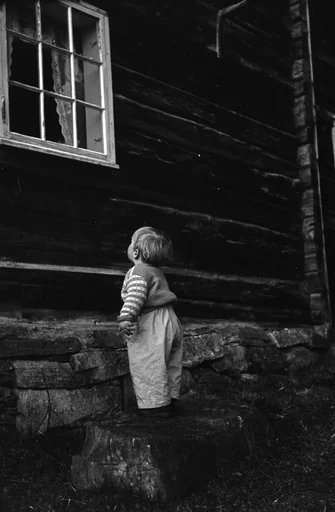 "Åsmund og mor på Soldemdalplassen".Kristianplassen (Solemdalplassen) på Bjørset.