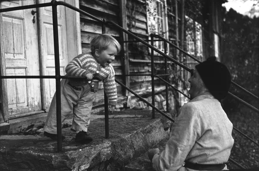 "Åsmund og mor på Soldemdalplassen".Kristianplassen (Solemdalplassen) på Bjørset.