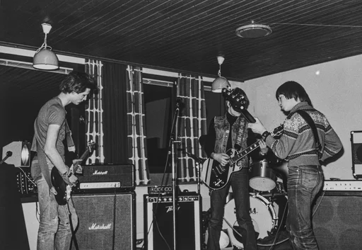 Bandet Søt Hævn spiller konsert på Brennkantina høsten 1979, fra v. : Johnny Hansen, Ala?, Gisle Mathisen.