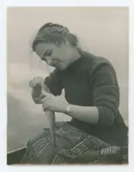 Ung Léonie Geisendorf (Leonja) med fisk.