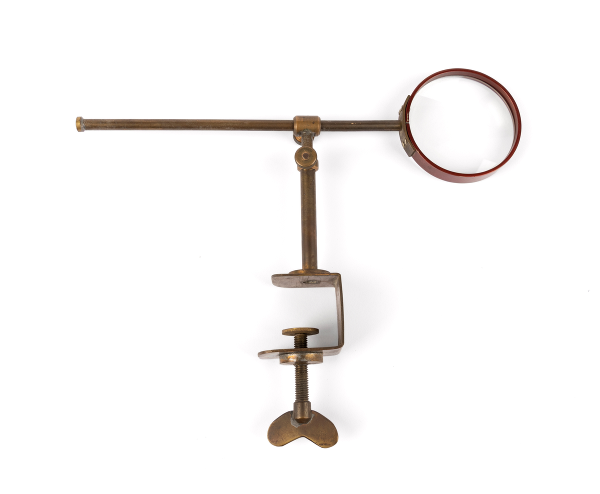 Lupe med bordfeste brukt i fotostudio eller mørkerom.