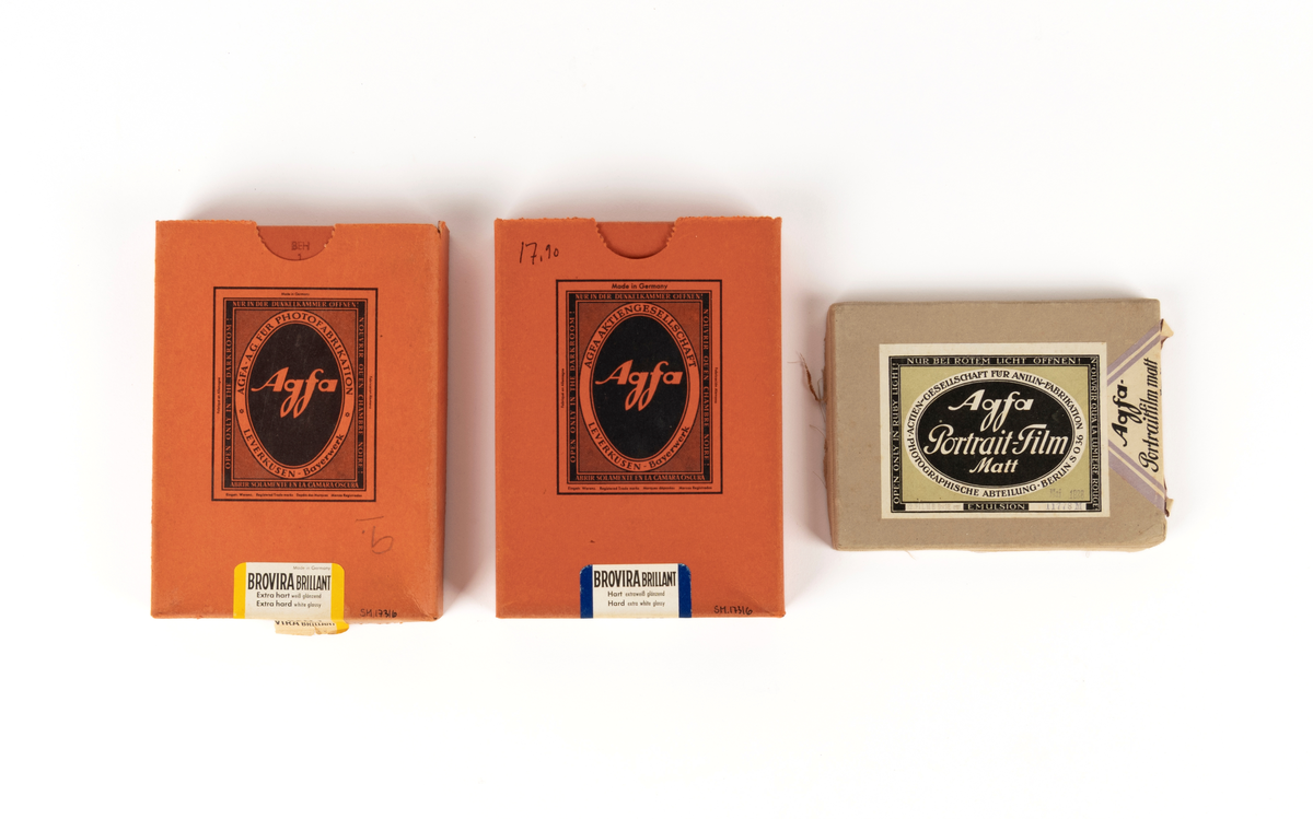 3 tomme bokser for film til framkalling i mørkerom. Brukt av Martin Velle.