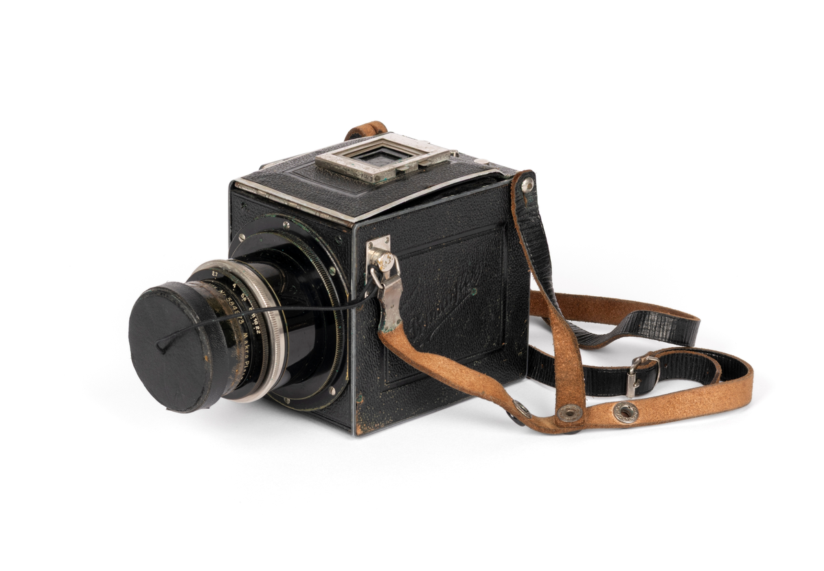 Primarflex 6x6 kamera med polstret skinnveske, bruksanvisning og 2 filter.
Objektiv/ Linse: D.R.P.Dr.Rudolph Hugo Meyer & Co Görlitz Nr. 584973. MakroPlasmat 1:27, f=10.5 cm.

Metallkropp dekt med lær på utsiden. Skinnreim. På toppen en belg som spretter opp ved å trykke på en liten knapp. Ellers flere justeringsknapper på høyre side.
Serienummer: 25608.