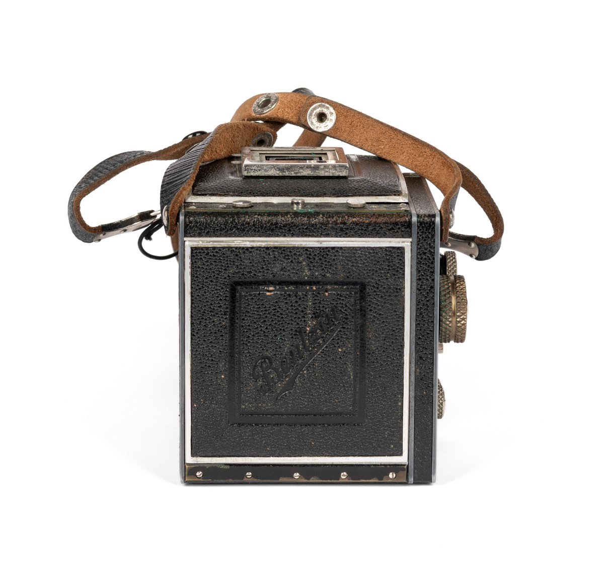 Primarflex 6x6 kamera med polstret skinnveske, bruksanvisning og 2 filter.
Objektiv/ Linse: D.R.P.Dr.Rudolph Hugo Meyer & Co Görlitz Nr. 584973. MakroPlasmat 1:27, f=10.5 cm.

Metallkropp dekt med lær på utsiden. Skinnreim. På toppen en belg som spretter opp ved å trykke på en liten knapp. Ellers flere justeringsknapper på høyre side.
Serienummer: 25608.