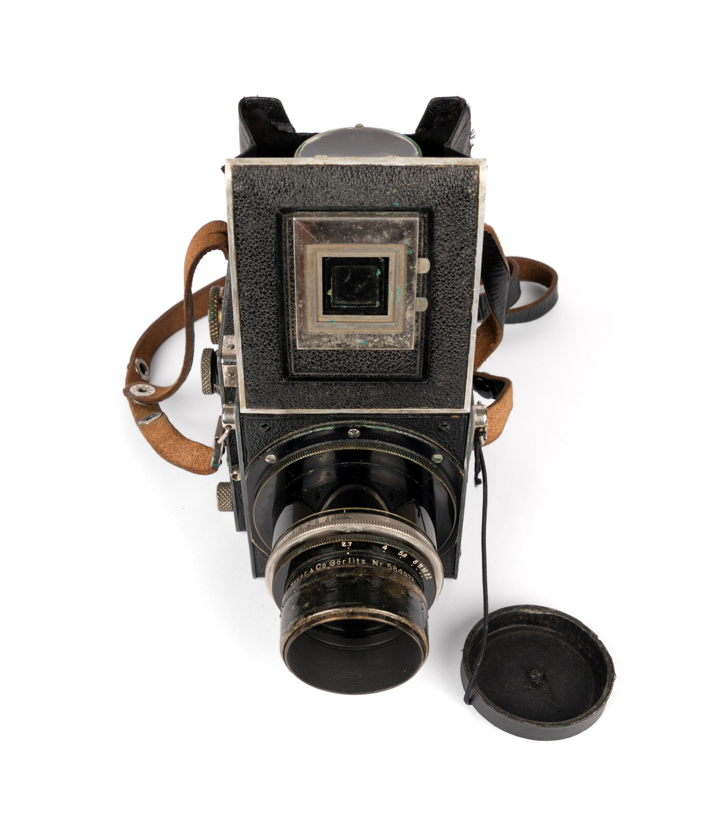 Primarflex 6x6 kamera med polstret skinnveske, bruksanvisning og 2 filter.
Objektiv/ Linse: D.R.P.Dr.Rudolph Hugo Meyer & Co Görlitz Nr. 584973. MakroPlasmat 1:27, f=10.5 cm.

Metallkropp dekt med lær på utsiden. Skinnreim. På toppen en belg som spretter opp ved å trykke på en liten knapp. Ellers flere justeringsknapper på høyre side.
Serienummer: 25608.