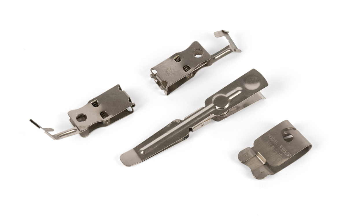 22 klyper brukt under fremkalling av film i mørkerom.