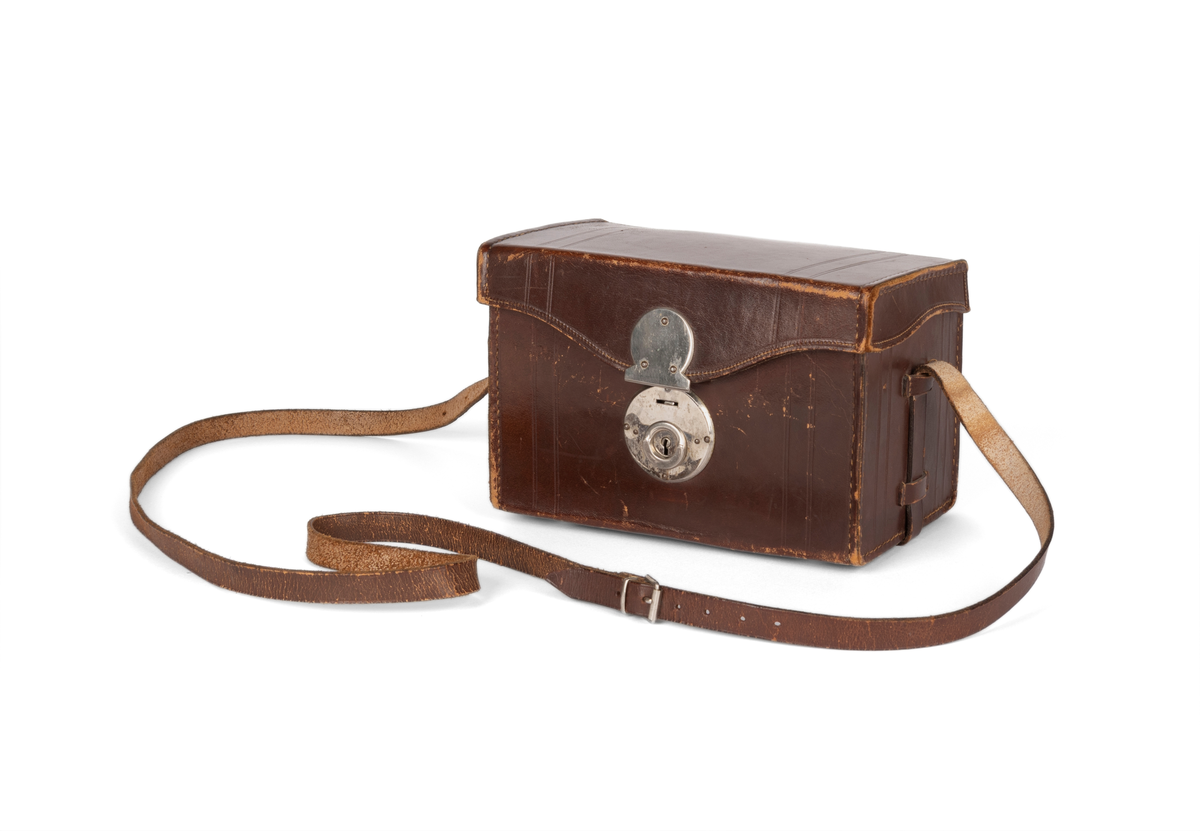 Primarflex 6x6 kamera med polstret skinnveske, bruksanvisning og 2 filter.
Objektiv/ Linse: D.R.P.Dr.Rudolph Hugo Meyer & Co Görlitz Nr. 584973. MakroPlasmat 1:27, f=10.5 cm.

Metallkropp dekt med lær på utsiden. Skinnreim. På toppen en belg som spretter opp ved å trykke på en liten knapp. Ellers flere justeringsknapper på høyre side.
Serienummer: 25608.