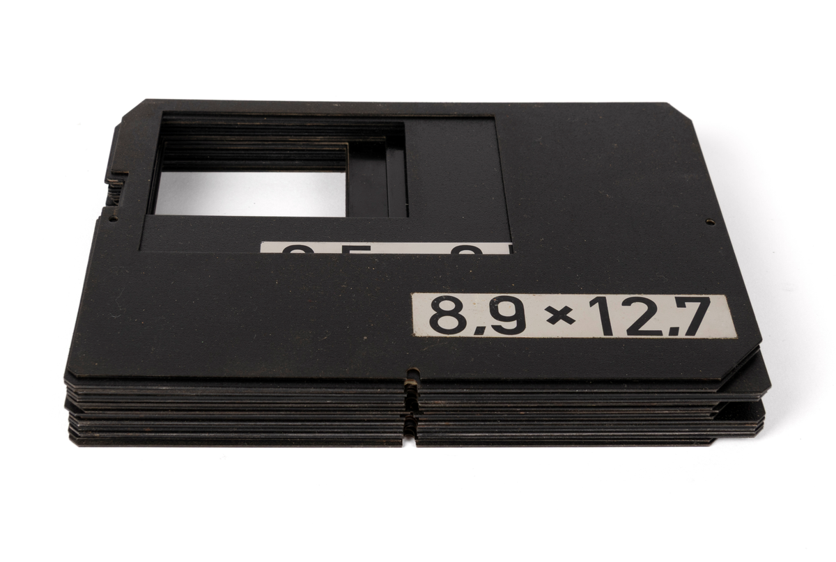 18 avmaskningsrammer som tilhører kontaktkopieringsapparat SM.017322. Rammene har forskjellige mål for utsnitt.