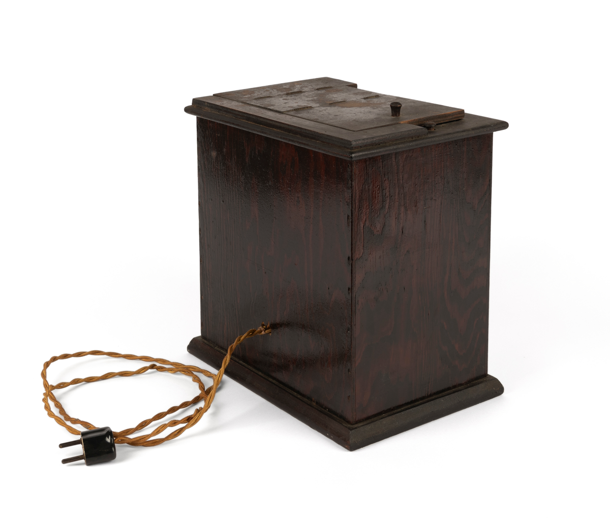 Kontaktkopieringsapparat i tre med lyspære og ledning med utløyserknapp i tre. Brukt av Martin Velle i hans mørkerom. Eldre type som truleg er sjølvlaga.