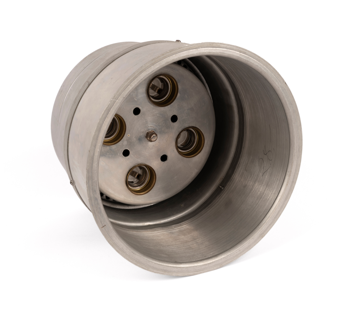 Lampehode med feste til 4 lyspærer. Sannsynlegvis brukt til engangsblits.