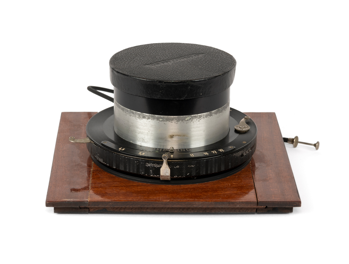 Objektiv til atelierkamera, Heilar 1:4,5 / 30cm, Voigtländer Braunschweig.