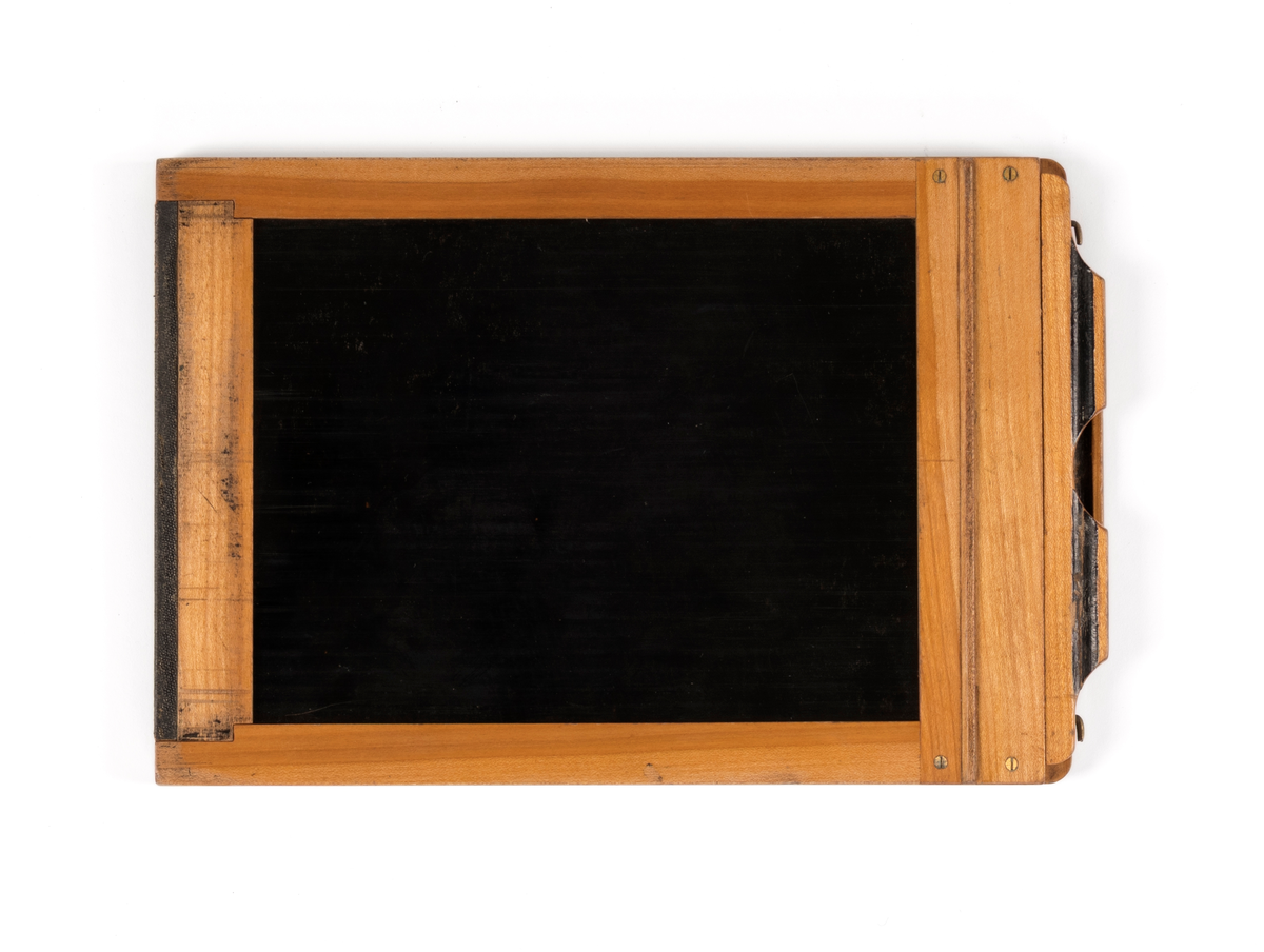 Dobbel planfilmkassett tilhørende atelierkamera. 10x15 cm negativ.