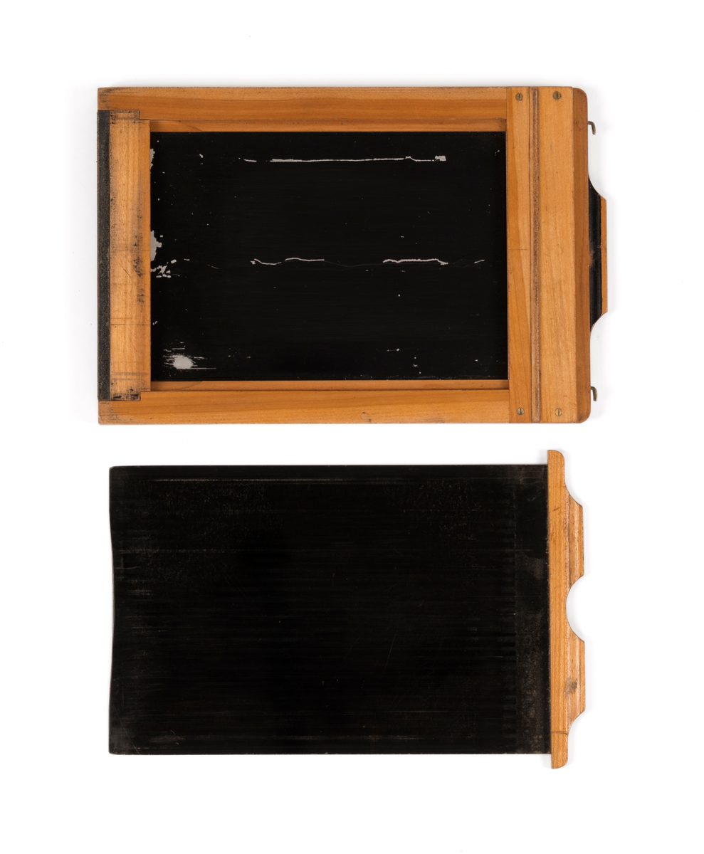 Dobbel planfilmkassett tilhørende atelierkamera. 10x15 cm negativ.