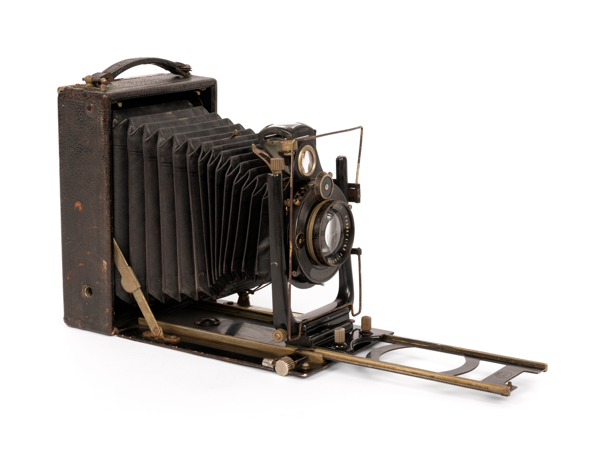 Reisekamera med veske og 4 planfilmkassetter. Kamera er av typen Ica Ideal 325, 9x12 cm med objektiv Tessar 1:4,5 f=16,5cm (Carl Zeiss Jena).