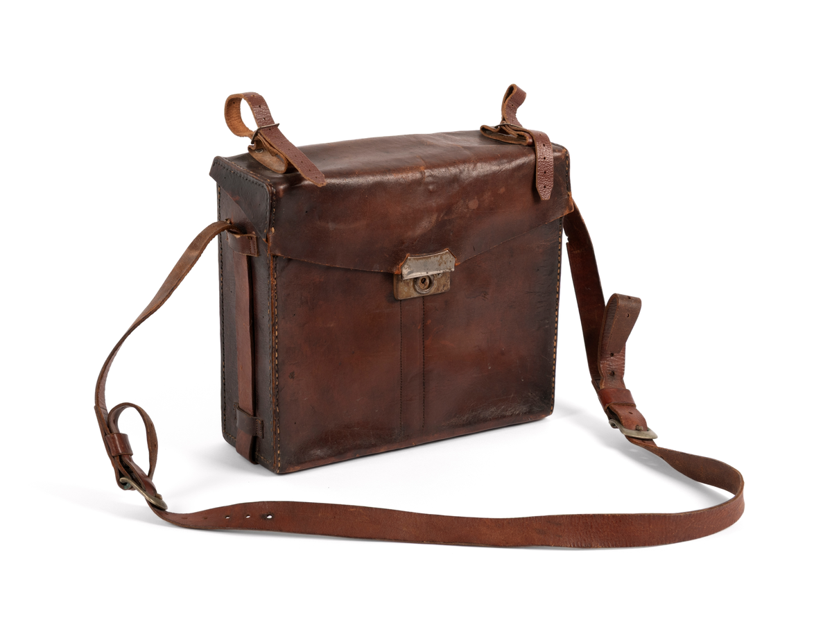 Reisekamera med veske og 4 planfilmkassetter. Kamera er av typen Ica Ideal 325, 9x12 cm med objektiv Tessar 1:4,5 f=16,5cm (Carl Zeiss Jena).