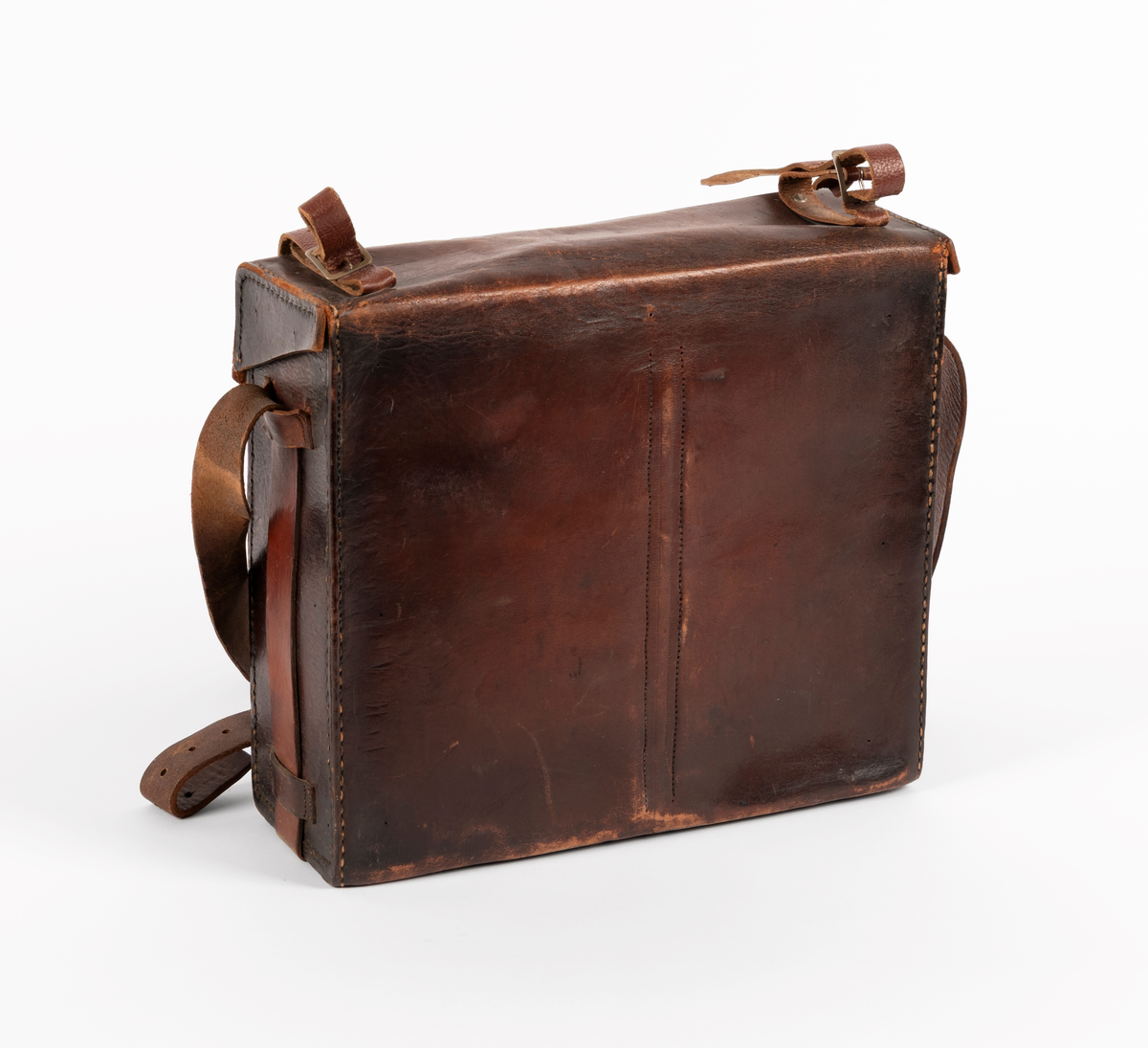 Reisekamera med veske og 4 planfilmkassetter. Kamera er av typen Ica Ideal 325, 9x12 cm med objektiv Tessar 1:4,5 f=16,5cm (Carl Zeiss Jena).