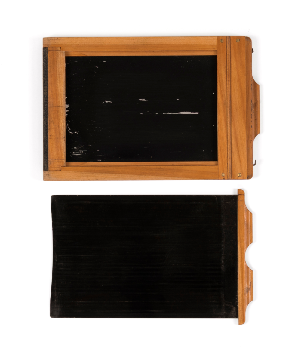 Dobbel planfilmkassett tilhørende atelierkamera. 10x15 cm negativ.