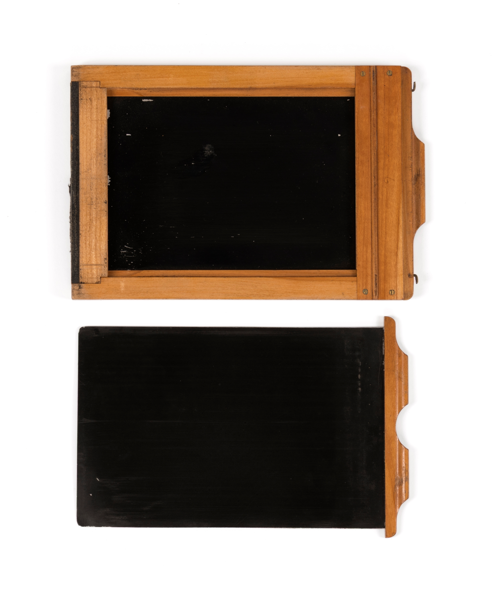 Dobbel planfilmkassett tilhørende atelierkamera.10x15 cm negativ.