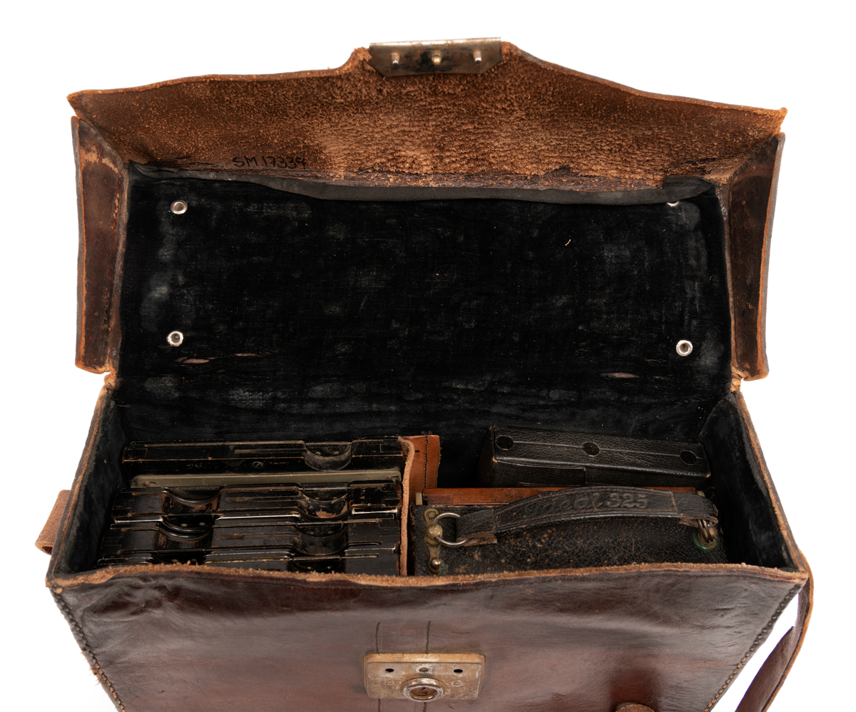 Reisekamera med veske og 4 planfilmkassetter. Kamera er av typen Ica Ideal 325, 9x12 cm med objektiv Tessar 1:4,5 f=16,5cm (Carl Zeiss Jena).