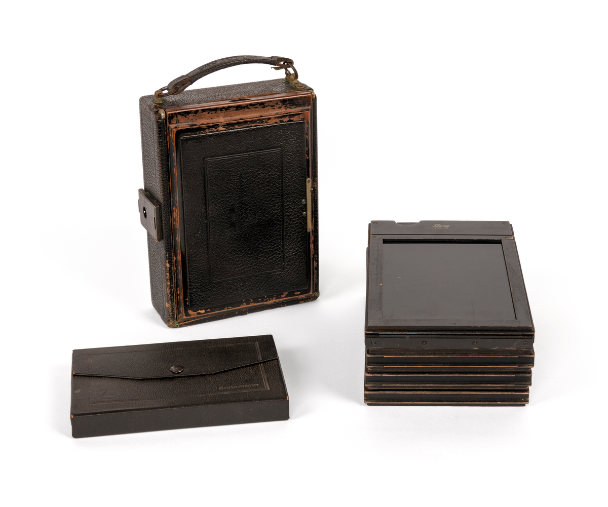 Reisekamera med veske og 4 planfilmkassetter. Kamera er av typen Ica Ideal 325, 9x12 cm med objektiv Tessar 1:4,5 f=16,5cm (Carl Zeiss Jena).