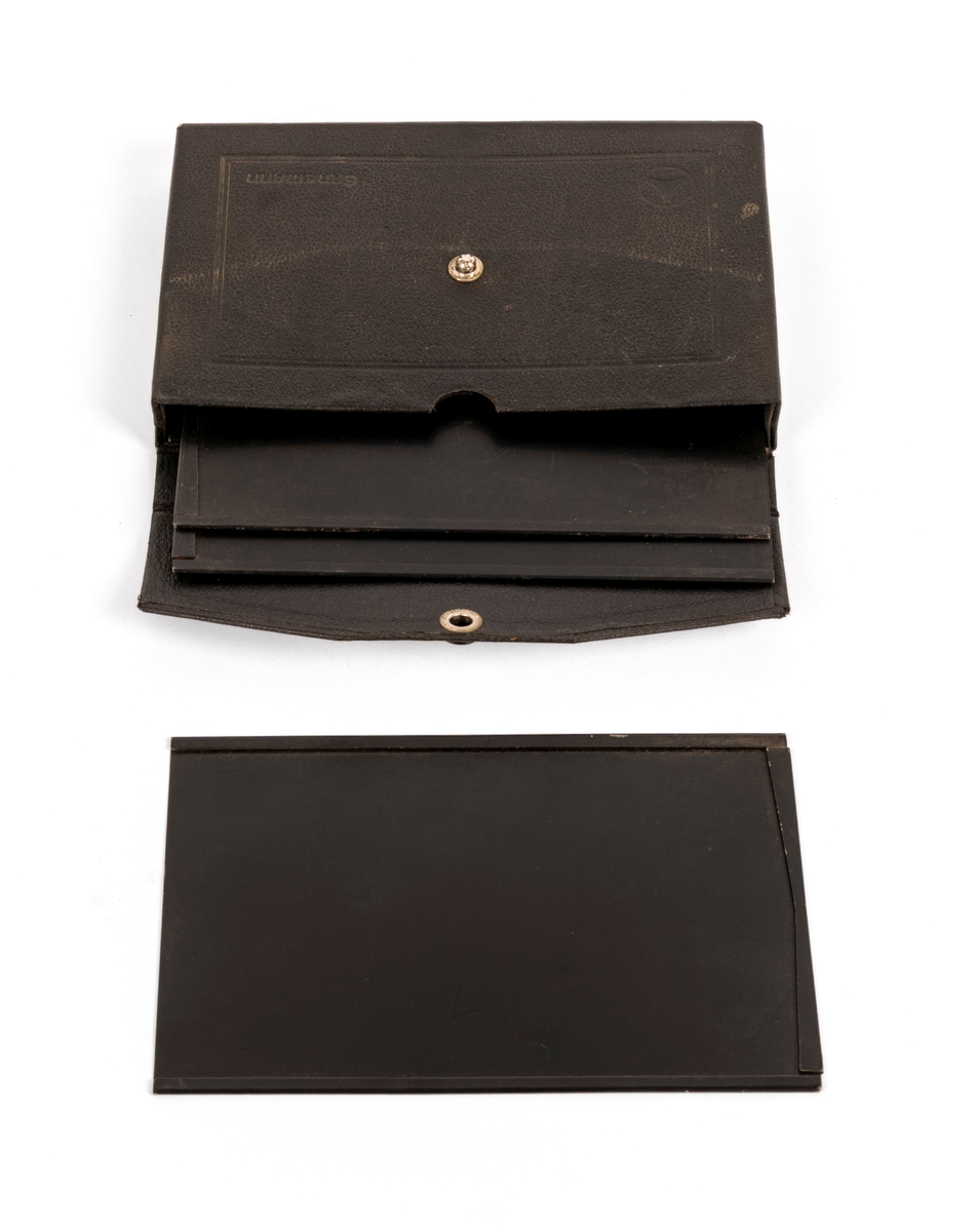 Reisekamera med veske og 4 planfilmkassetter. Kamera er av typen Ica Ideal 325, 9x12 cm med objektiv Tessar 1:4,5 f=16,5cm (Carl Zeiss Jena).