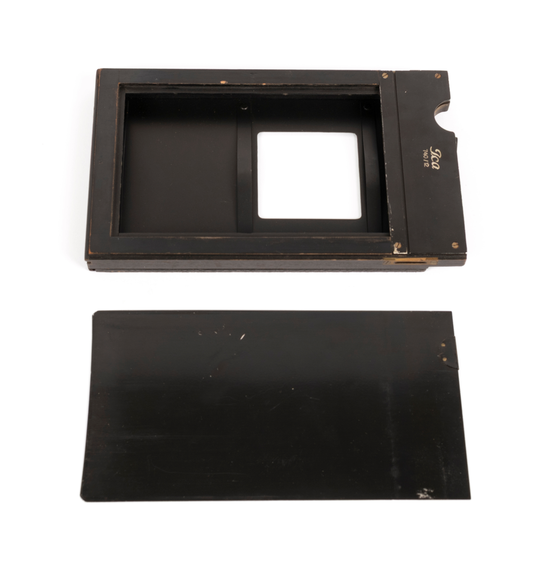 Reisekamera med veske og 4 planfilmkassetter. Kamera er av typen Ica Ideal 325, 9x12 cm med objektiv Tessar 1:4,5 f=16,5cm (Carl Zeiss Jena).