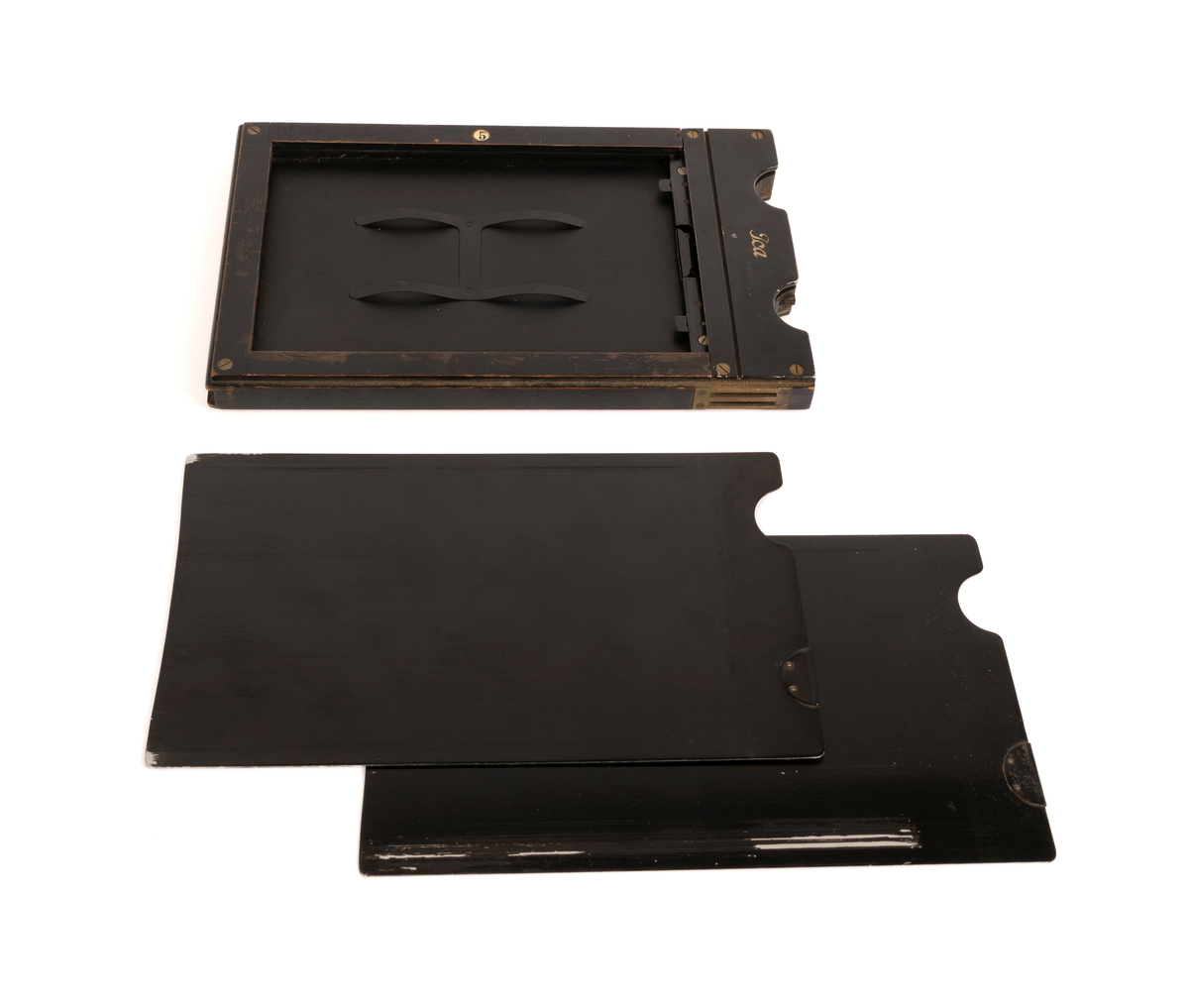 Reisekamera med veske og 4 planfilmkassetter. Kamera er av typen Ica Ideal 325, 9x12 cm med objektiv Tessar 1:4,5 f=16,5cm (Carl Zeiss Jena).