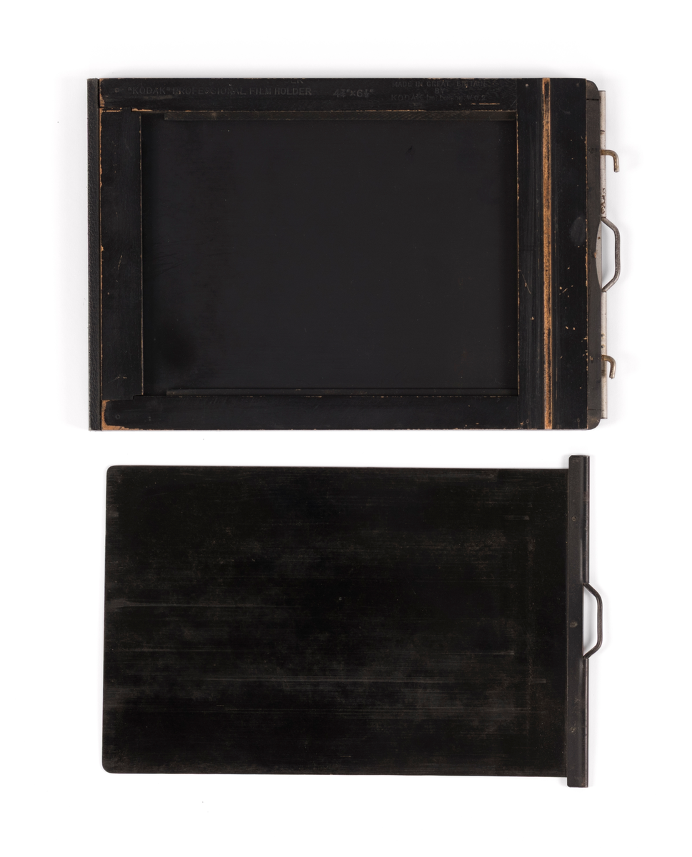 Dobbel planfilmkassett tilhørende atelierkamera.10x15 cm negativ.