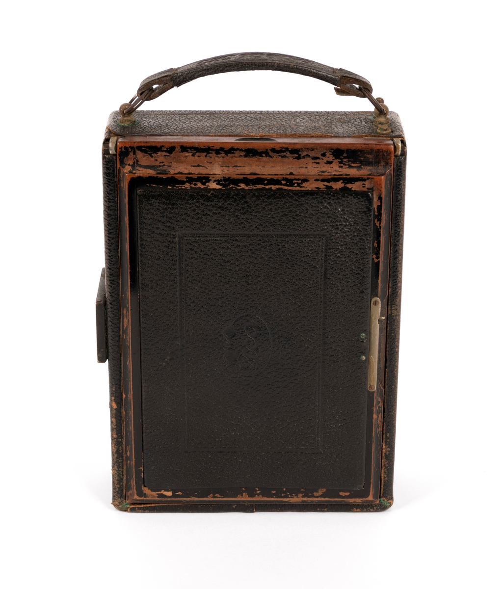 Reisekamera med veske og 4 planfilmkassetter. Kamera er av typen Ica Ideal 325, 9x12 cm med objektiv Tessar 1:4,5 f=16,5cm (Carl Zeiss Jena).