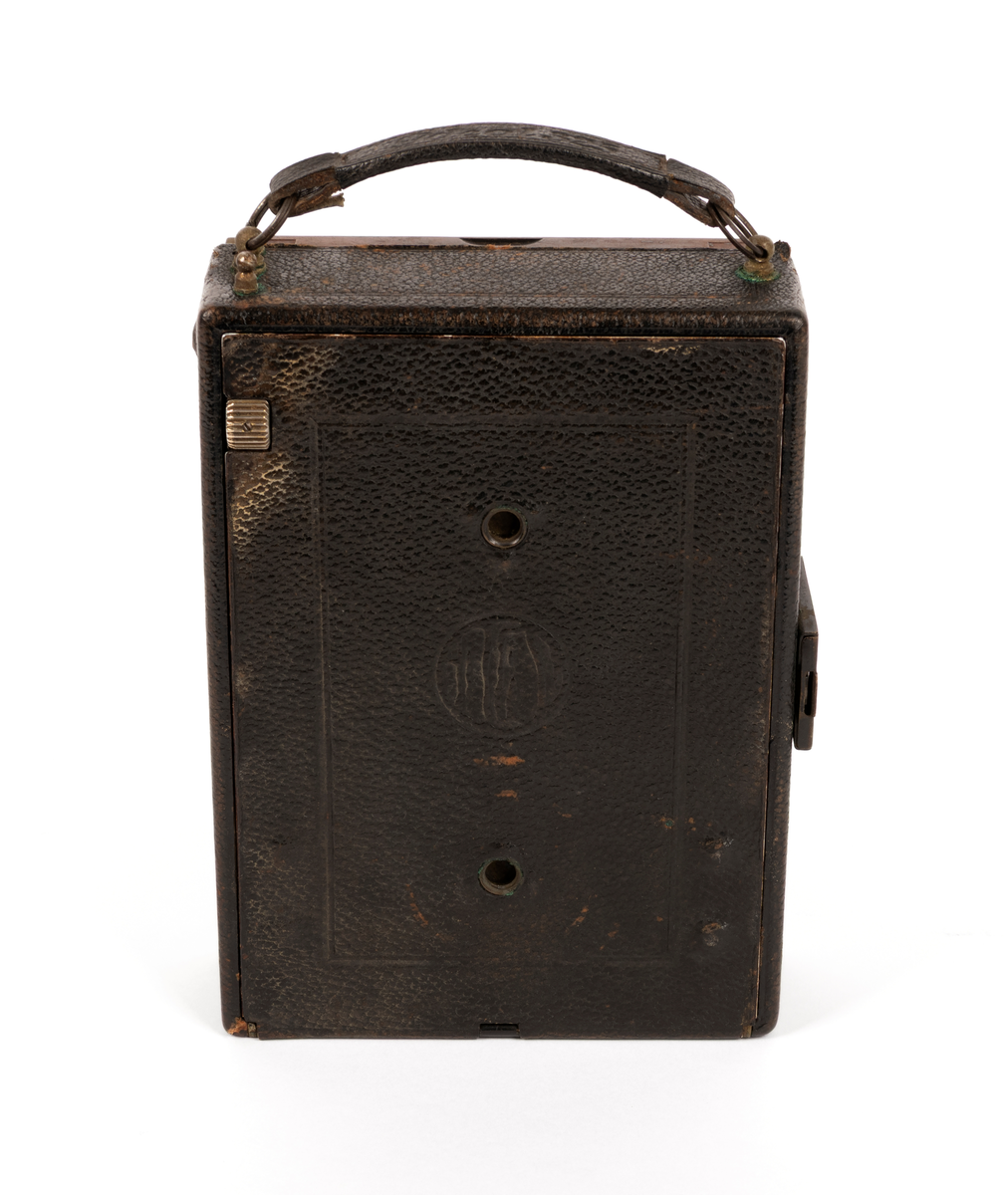 Reisekamera med veske og 4 planfilmkassetter. Kamera er av typen Ica Ideal 325, 9x12 cm med objektiv Tessar 1:4,5 f=16,5cm (Carl Zeiss Jena).