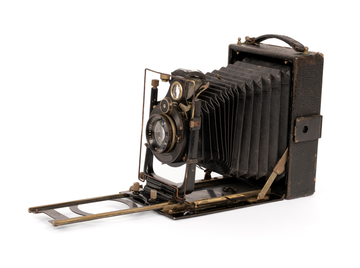 Reisekamera med veske og 4 planfilmkassetter. Kamera er av typen Ica Ideal 325, 9x12 cm med objektiv Tessar 1:4,5 f=16,5cm (Carl Zeiss Jena).