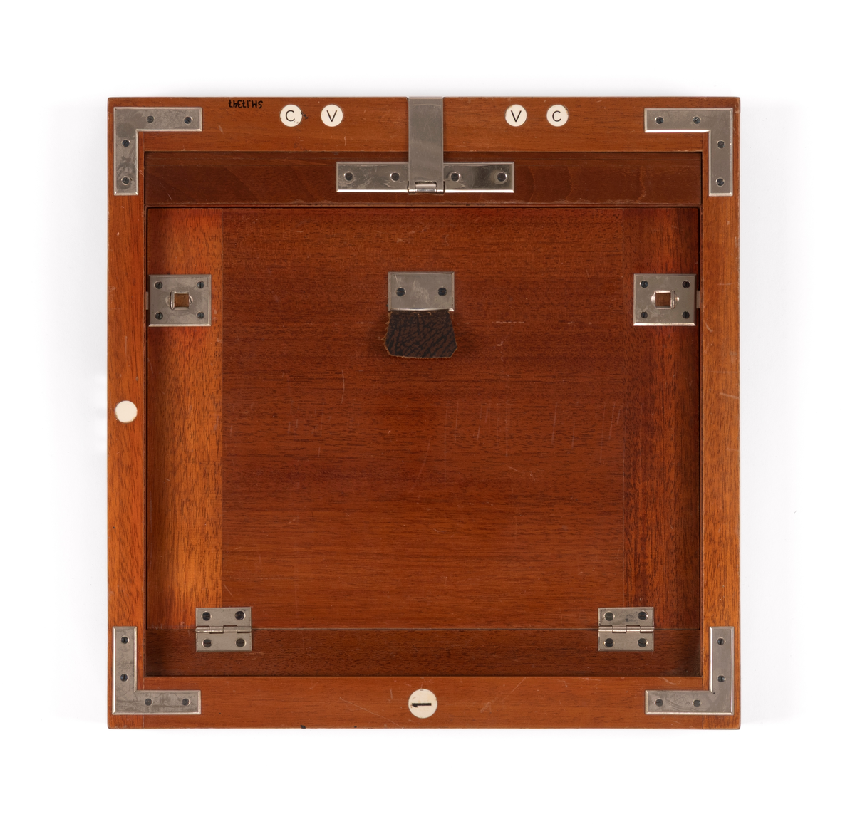 Filmkassett tilhørende atelierkamera. 17x23cm negativ planfilm/glas. Med glasplate til å stille skarpt.