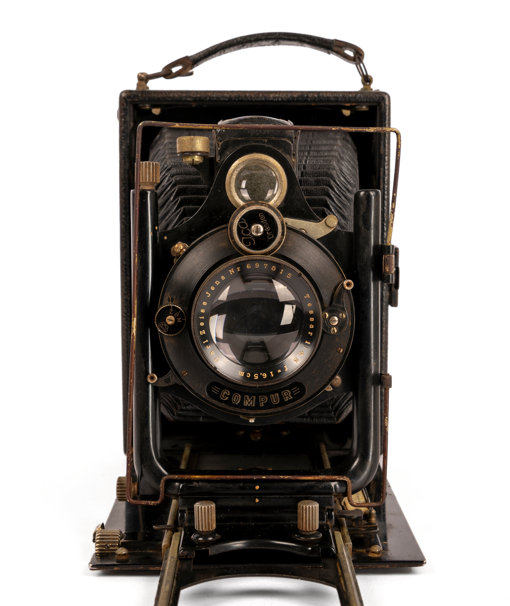 Reisekamera med veske og 4 planfilmkassetter. Kamera er av typen Ica Ideal 325, 9x12 cm med objektiv Tessar 1:4,5 f=16,5cm (Carl Zeiss Jena).