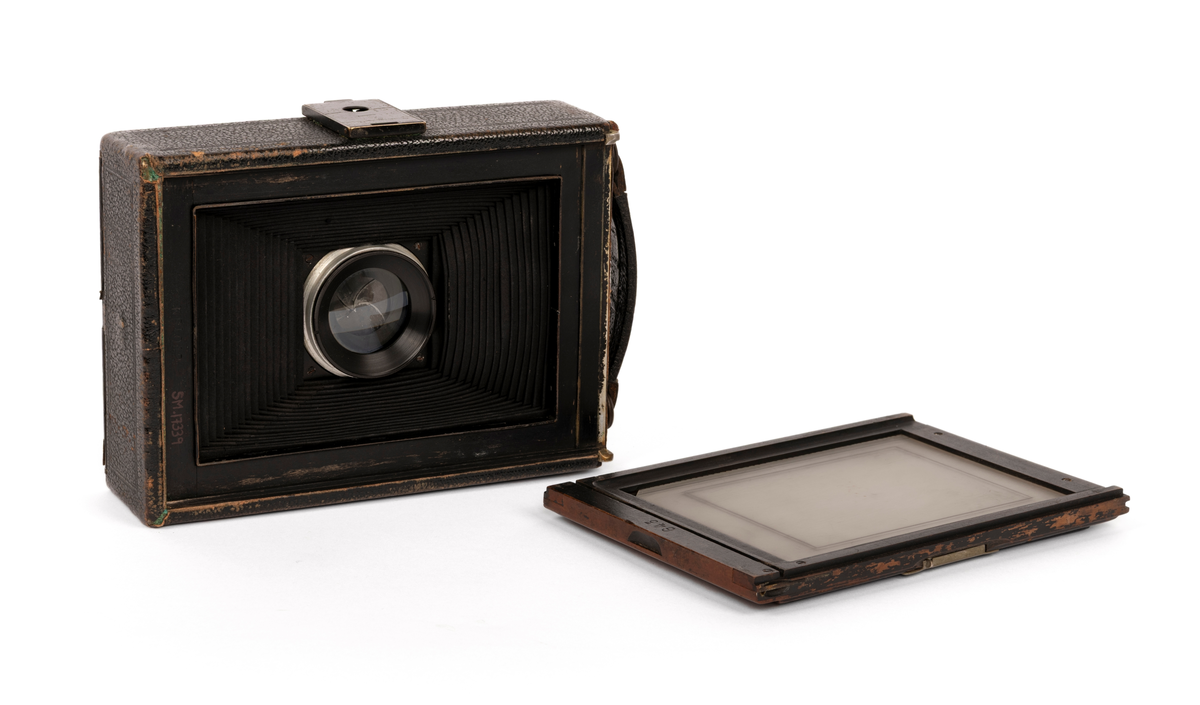 Reisekamera med veske og 4 planfilmkassetter. Kamera er av typen Ica Ideal 325, 9x12 cm med objektiv Tessar 1:4,5 f=16,5cm (Carl Zeiss Jena).