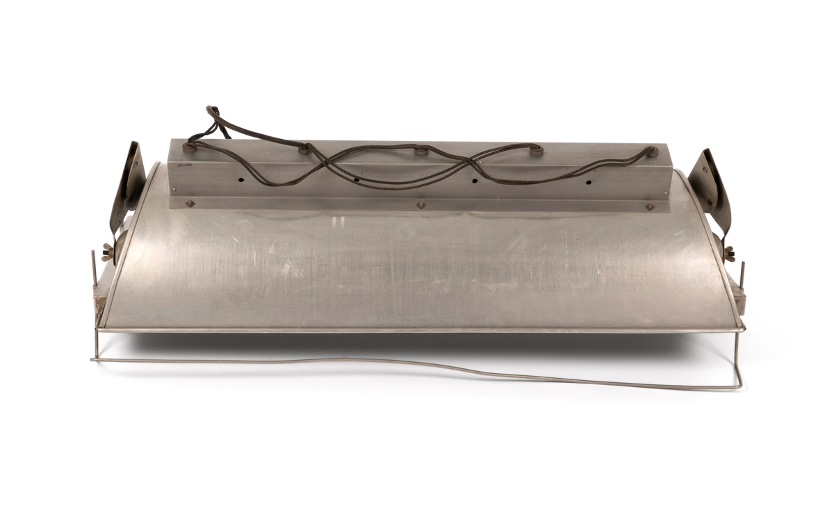 Studiolys brukt som hovedlys i fotoatelieret til Martin Velle. Hengt opp i taket ca. 2 meter opp, litt til siden. Plass til 5 lyspærer.