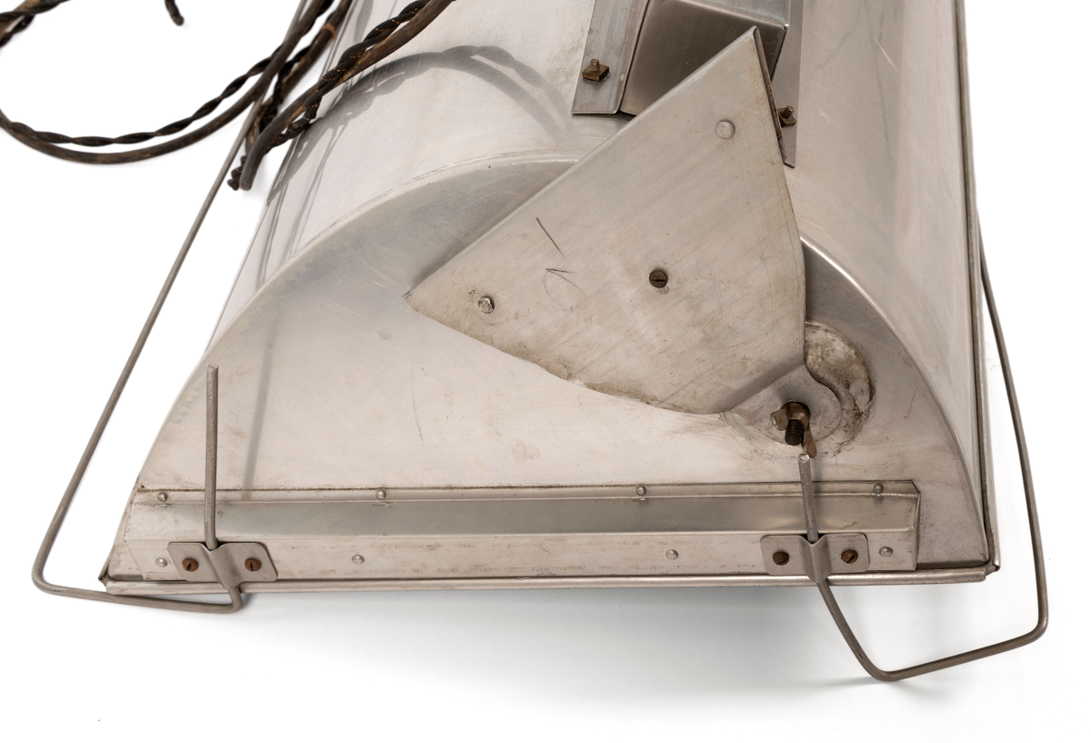 Studiolys brukt som hovedlys i fotoatelieret til Martin Velle. Hengt opp i taket ca. 2 meter opp, litt til siden. Plass til 5 lyspærer.