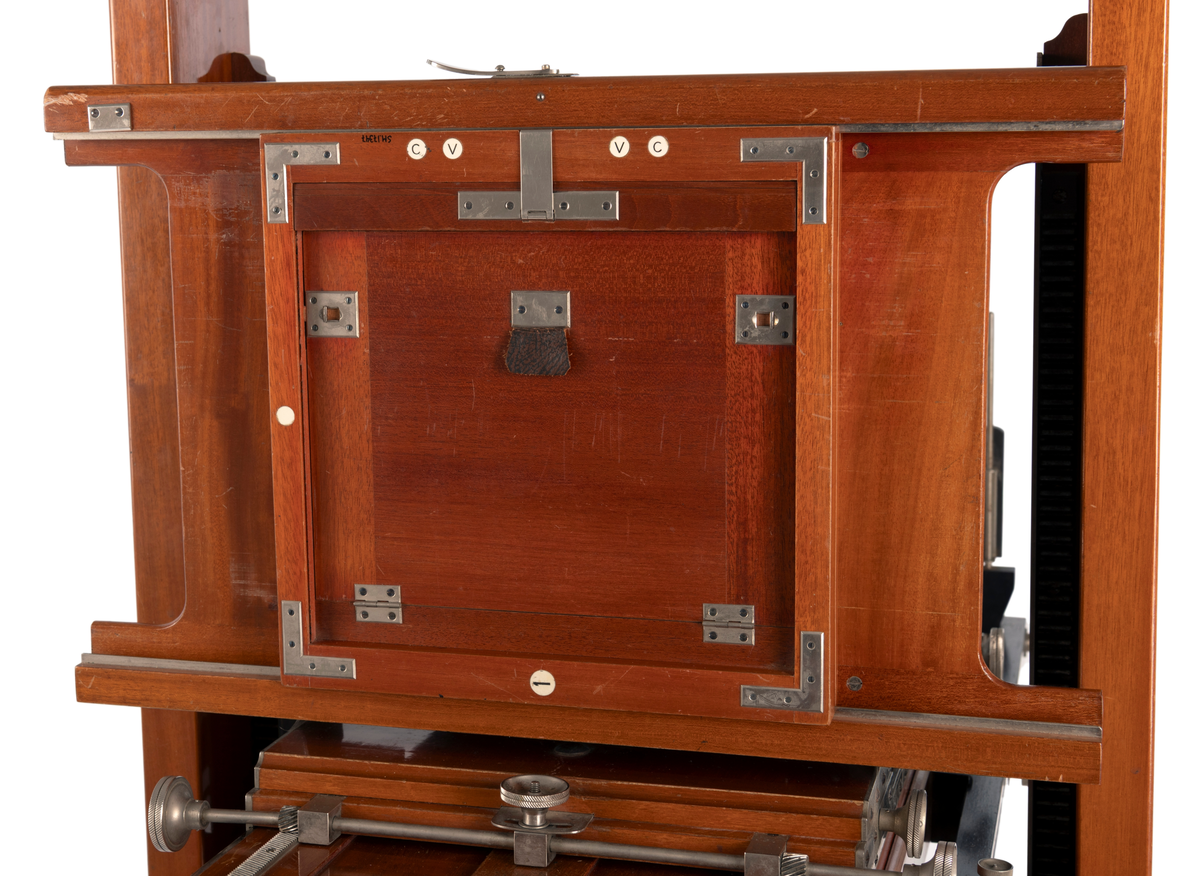 Filmkassett tilhørende atelierkamera. 17x23cm negativ planfilm/glas. Med glasplate til å stille skarpt.