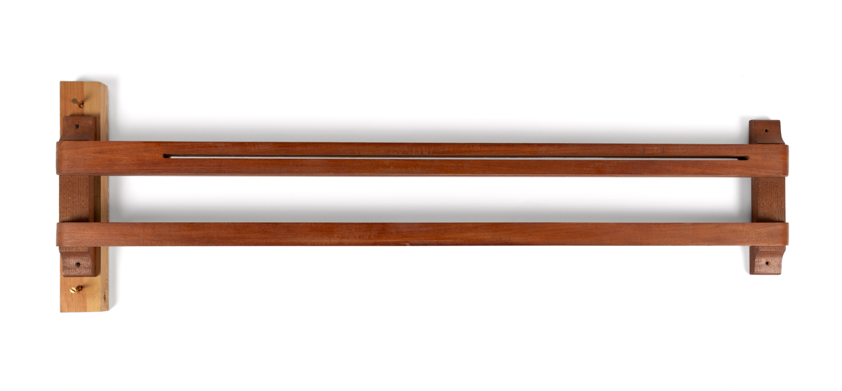 Stativ eller veggfeste for forstørrelsesapparat. For framkalling av større bilder.