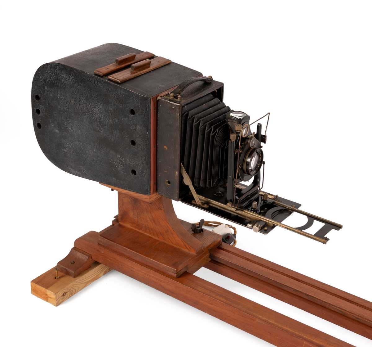 Forstørrelsesapparat brukt til framkalling av større bilder fra 10x15 cm negativ/glasplate. 2 lyspærer.