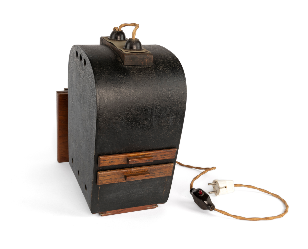 Forstørrelsesapparat brukt til framkalling av større bilder fra 10x15 cm negativ/glasplate. 2 lyspærer.