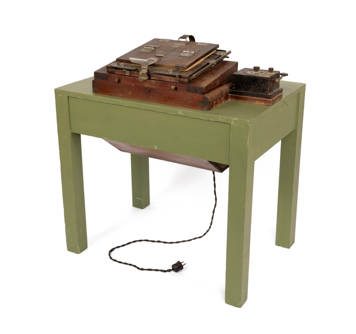 Kontaktkopieringsapparat brukt av Martin Velle i hans mørkerom. Apparatet er montert på eit bord med innebygd lampe og eit tidsur.