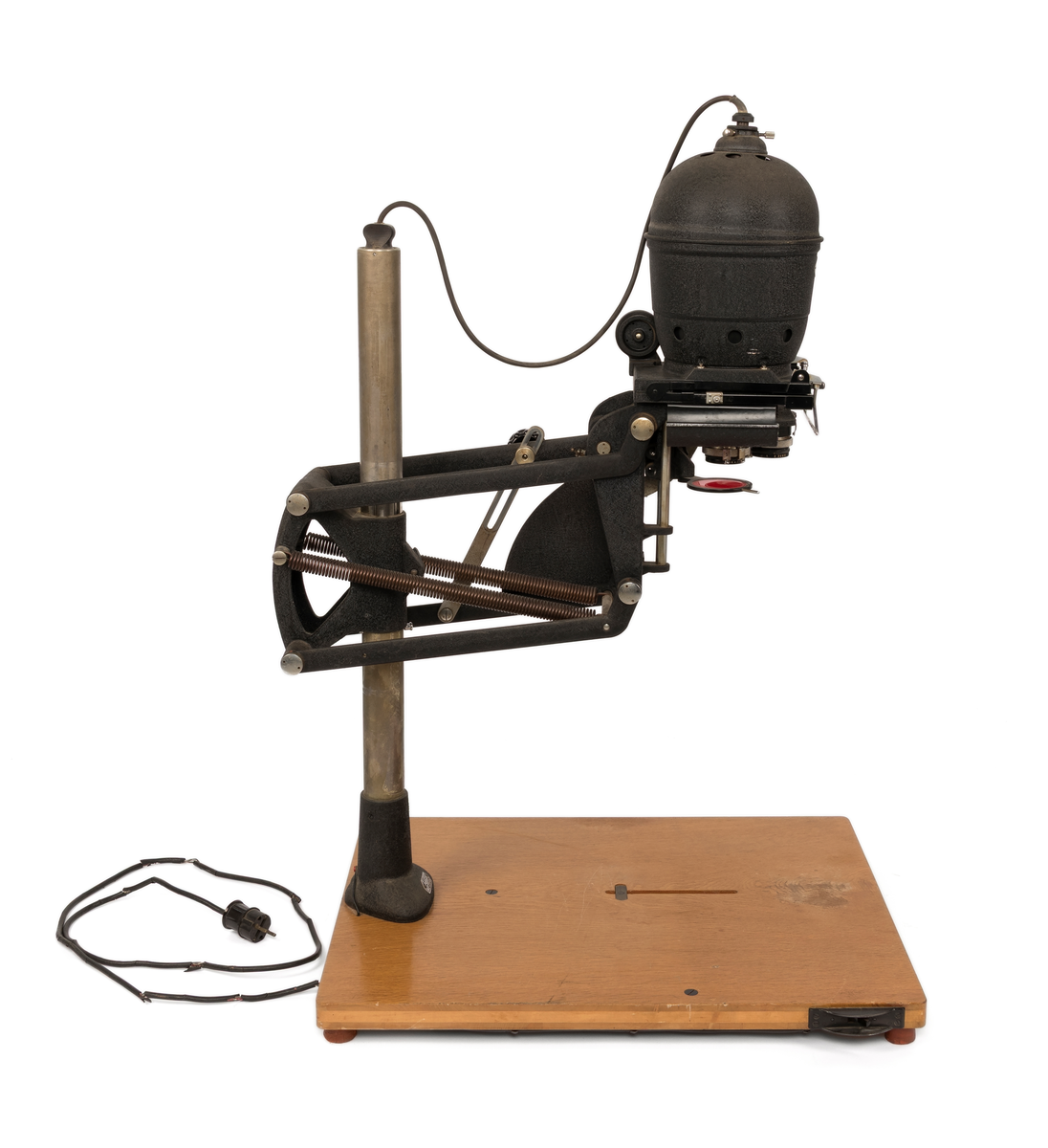 Forstørrelsesapparat med mekanisk autofokus. Svart/hvitt. Brukt av Martin Velle i hans fotobutikk i Ørsta.