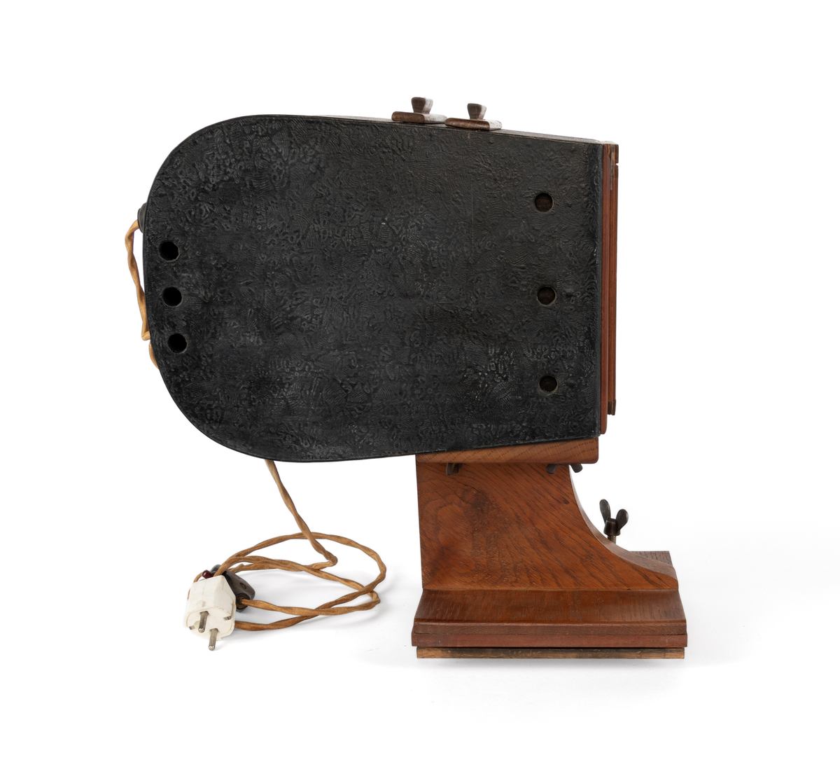 Forstørrelsesapparat brukt til framkalling av større bilder fra 10x15 cm negativ/glasplate. 2 lyspærer.