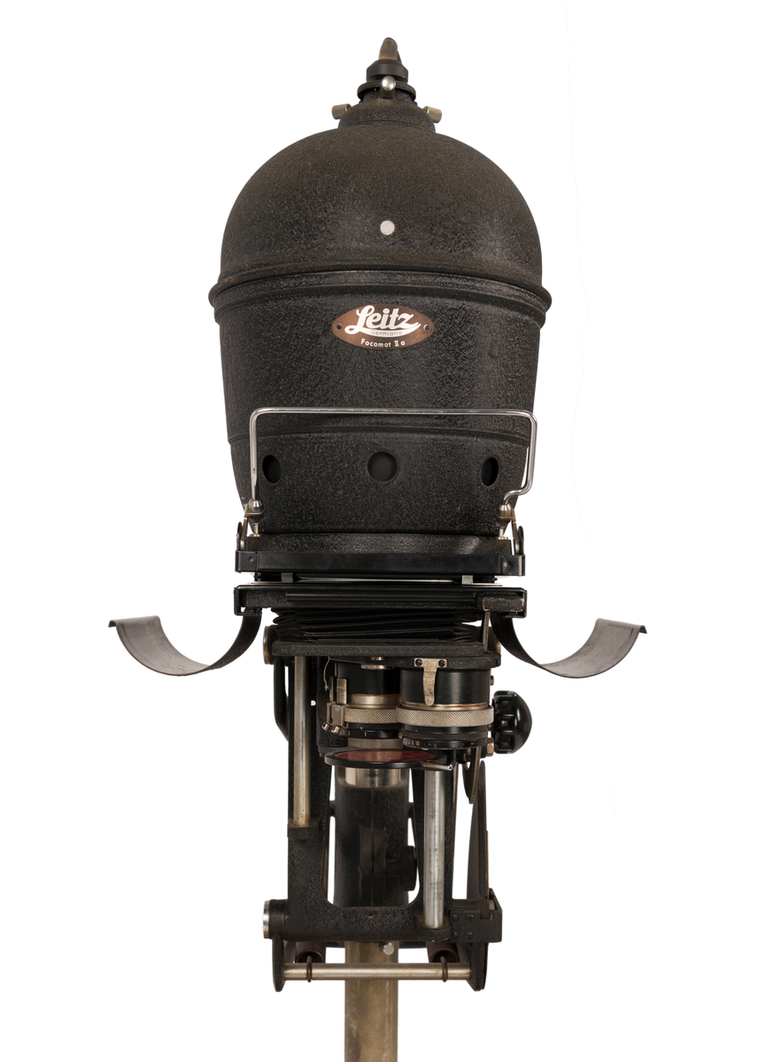 Forstørrelsesapparat med mekanisk autofokus. Svart/hvitt. Brukt av Martin Velle i hans fotobutikk i Ørsta.