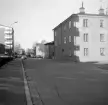 Opphemsgatan i Linköping 1970. Husen till höger utmed kvarteret Falken skattades kort efter fototillfället. Vy från söder nära Skolgatans möte.