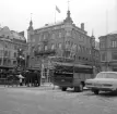 Jonn O Nilsons hus smyckar gatubilden sedan 1800-talets sista år. Stora torget det uppskattade fotoåret 1970.