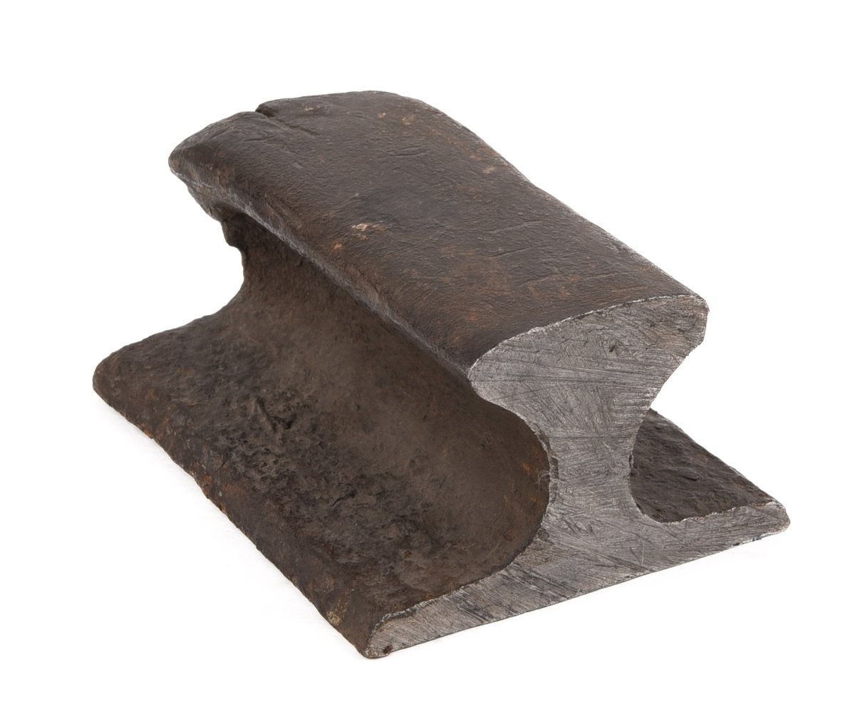 Två rälsbitar av järn. En Vignolräl (:1) med flat botten och en U-räls (:2).